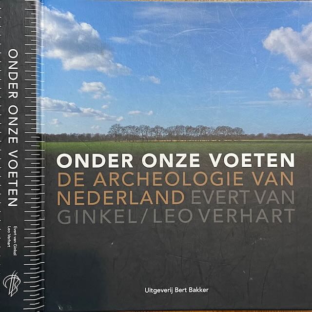 Ginkel, Evert van & Leo Verhart. - Onder Onze Voeten: De archeologie van Nederland.