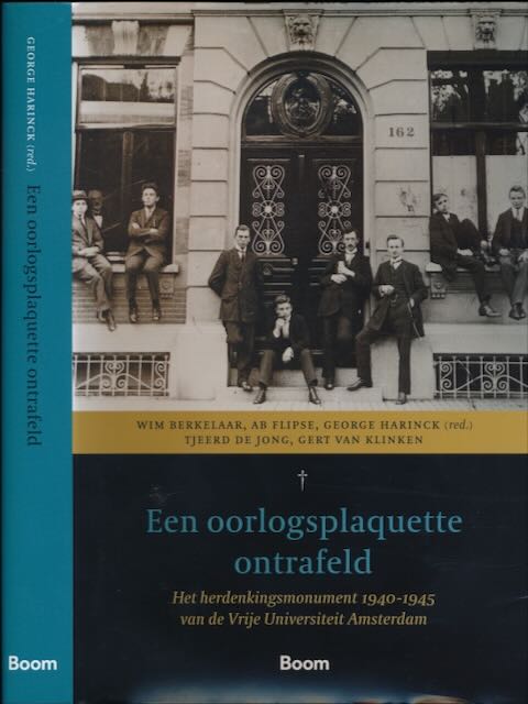 Berkelaar, Wim, Ab Flipse, George Harinck e.a. (red.) - Een Oorlogsplaquette Ontrafeld: Het herdenkingsmomument 1940-1945 van de Vrije Universiteit Amsterdam.
